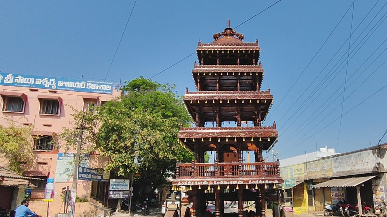 ముందుగా షెడ్ నుంచి రథాన్ని శాస్త్రోక్తంగా పూజలు చేసి బయటకు తరలించి గాంధీ బొమ్మ వద్దకు చేర్చారు.,హైడ్రాలిక్ బ్రేకులు ఉండడంవల్ల రథోత్సవం జరిగే సమయంలో భక్తులకు ప్రమాదాలు జరగకుండా రథాన్ని నిలువరించే అవకాశం ఉంటుందని తెలిపారు ఆలయ నిర్వాహకులు.