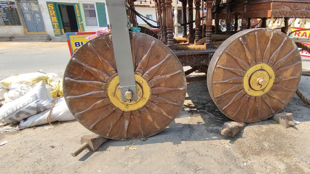 మహా శివరాత్రి సంబరాలు మెదులు అయ్యాయి. గ్రామాలలో, పట్టణాలలో శివరాత్రి మహోత్సవం కోసం ఆలయాలు అందంగా ముస్తాబు అవుతున్నాయి. ఈ క్రమంలోనే కాకినాడ జిల్లా సామర్లకోట భీమేశ్వరుడి ఆలయం శివరాత్రి మహోత్సవాలకు సిద్ధమైంది. ఉత్సవాల సమయంలో భక్తులకు ఎలాంటి ఇబ్బందులు తలెత్తకుండా ఏర్పాట్లు ముమ్మరం చేశారు. ముఖ్యంగా  రథోత్సవం ఎలాంటి ఆటంకాలు లేకుండా సాఫీగా సాగిపోవడానికి రథానికి హైడ్రాలిక్ బ్రేక్స్ ఏర్పాటు చేయడం జరిగింది. దీనికి సంబంధించి పూర్తి సమాచారం తెలుసుకుందాం.