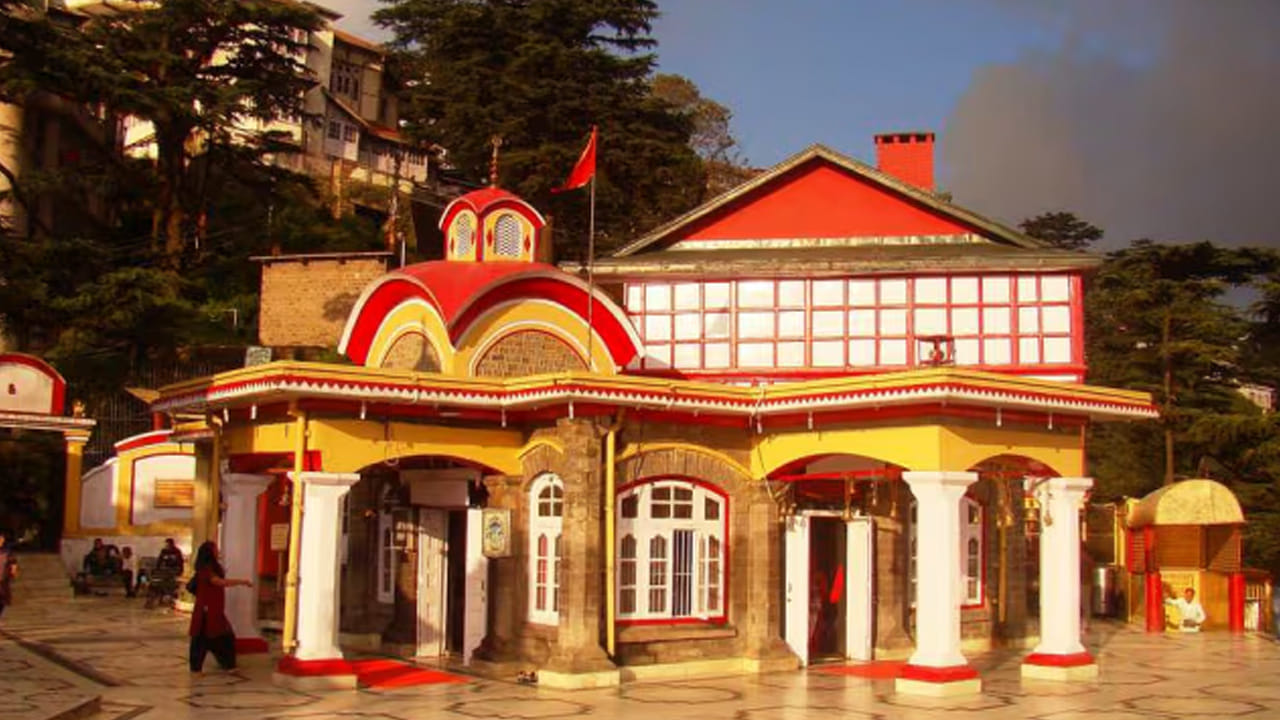 టాంటానియా కాళీబరి : కోల్‌‎కతాలో ఈ కాళీ ఆలయం చాలా ఫేమస్. అక్కడి భక్తులు అమ్మవారికి మేకలను బలి ఇచ్చి, బిర్యానీ చేసి   నైవేద్యంగా పెడతారు. ఈ ఆచారం ఎప్పటి నుంచో ఆనవాయితీగా వస్తుంది.  
