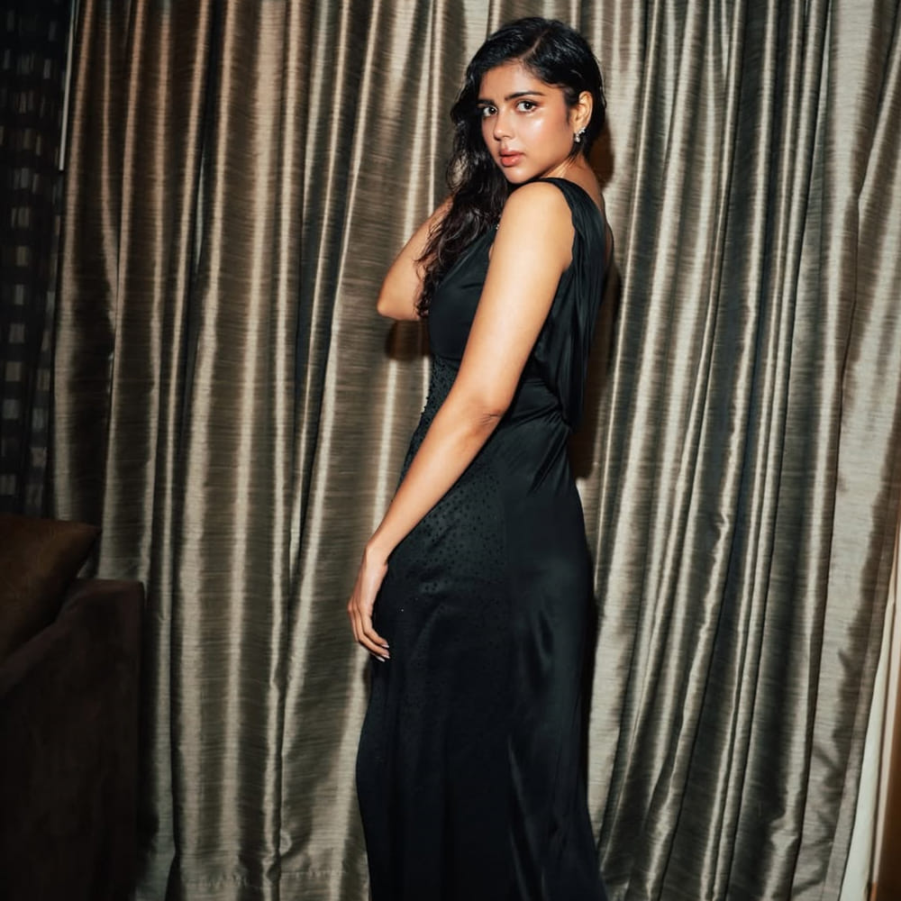 టాలీవుడ్ ఇండస్ట్రీలో మంచి గుర్తింపు తెచ్చుకుంది ఈ కేరళ కుట్టి. కానీ ఇప్పటివరకు తెలుగులో సరైన హిట్టు మాత్రం అందుకోలేదు. ఆమె మరెవరో కాదండి. హీరోయిన్ కళ్యాణి ప్రియదర్శన్. అక్కినేని అఖిల్ హీరోగా నటించిన హలో సినిమాతో తెలుగు తెరకు పరిచయమైంది ఈ ముద్దుగుమ్మ. 