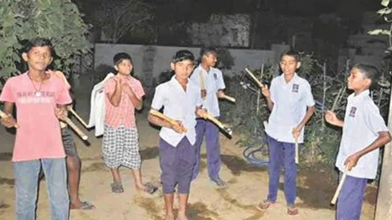 చిన్న పిల్లలే కాకుండా చివరి రోజు పెద్దవారు కూడా ఈ కాముడ ఆటను ఆడుతారు. జాజిరి ఆట ఆడటం వెనుక అనేక కథలు ఉన్నాయి, తర తరాల నుంచి తెలంగాణలో ఈ సంప్రదాయం కొనసాగుతుంది. ప్రతి ఒక్కరూ ఆనందంగా ఈ కాముడ ఆటను ఆడుతంటారు.