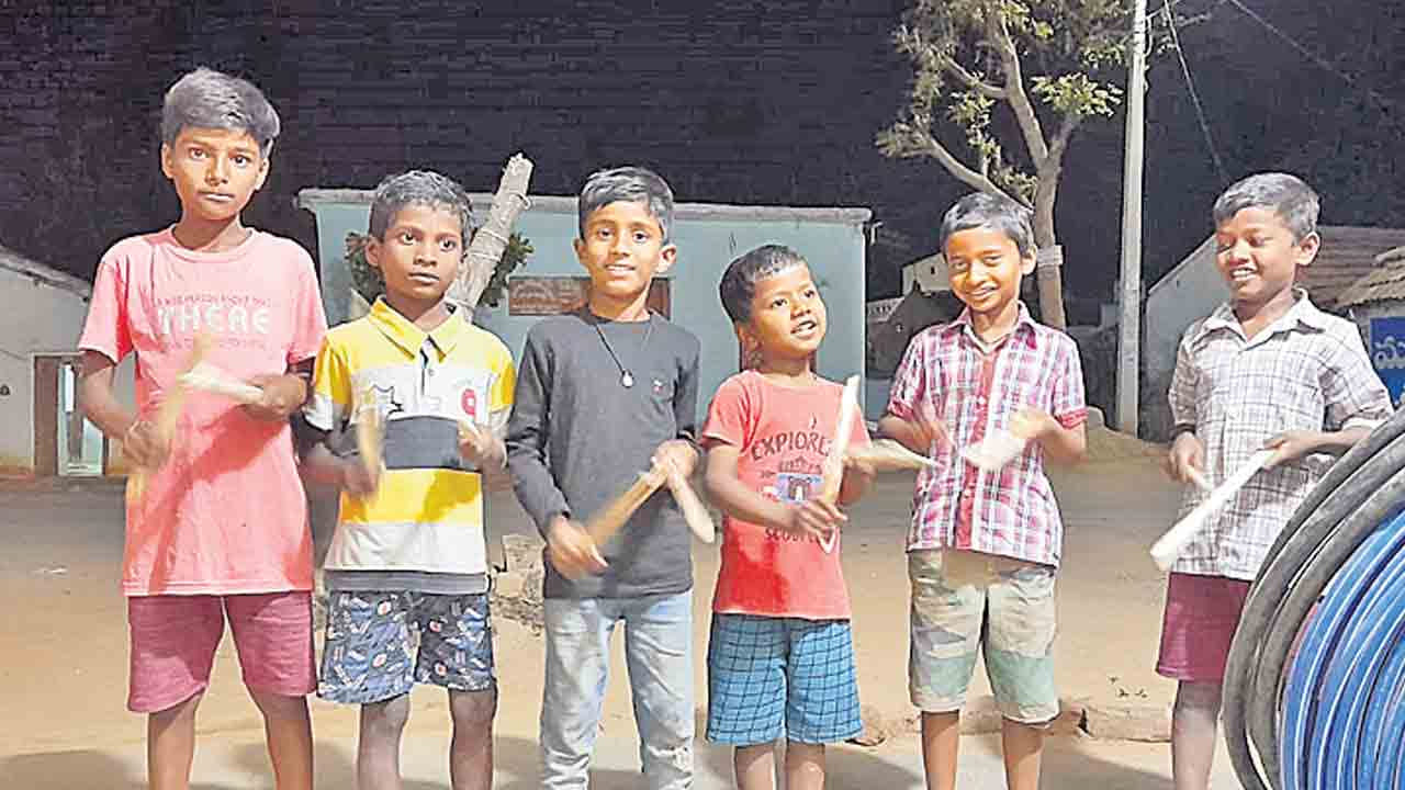 ఇక ఈ తొమ్మిది రోజుల పాటు పల్లెల్లో సందడి నెలకొంటుంది. పెద్దవారు కూడా చాలా ఆనందంగా చిన్నపిల్లలతో పాటలు పాడించుకుంటూ మురిసిపోతారు. ఇక హోలీ పౌర్ణమి వరకు ఈ కాముడ ఆట ఆడుతారు. చివరి రోజు వచ్చిన ధాన్యం, డబ్బులను పంచుకొని, హోలీ ఆటలు ఆడుతారు. 