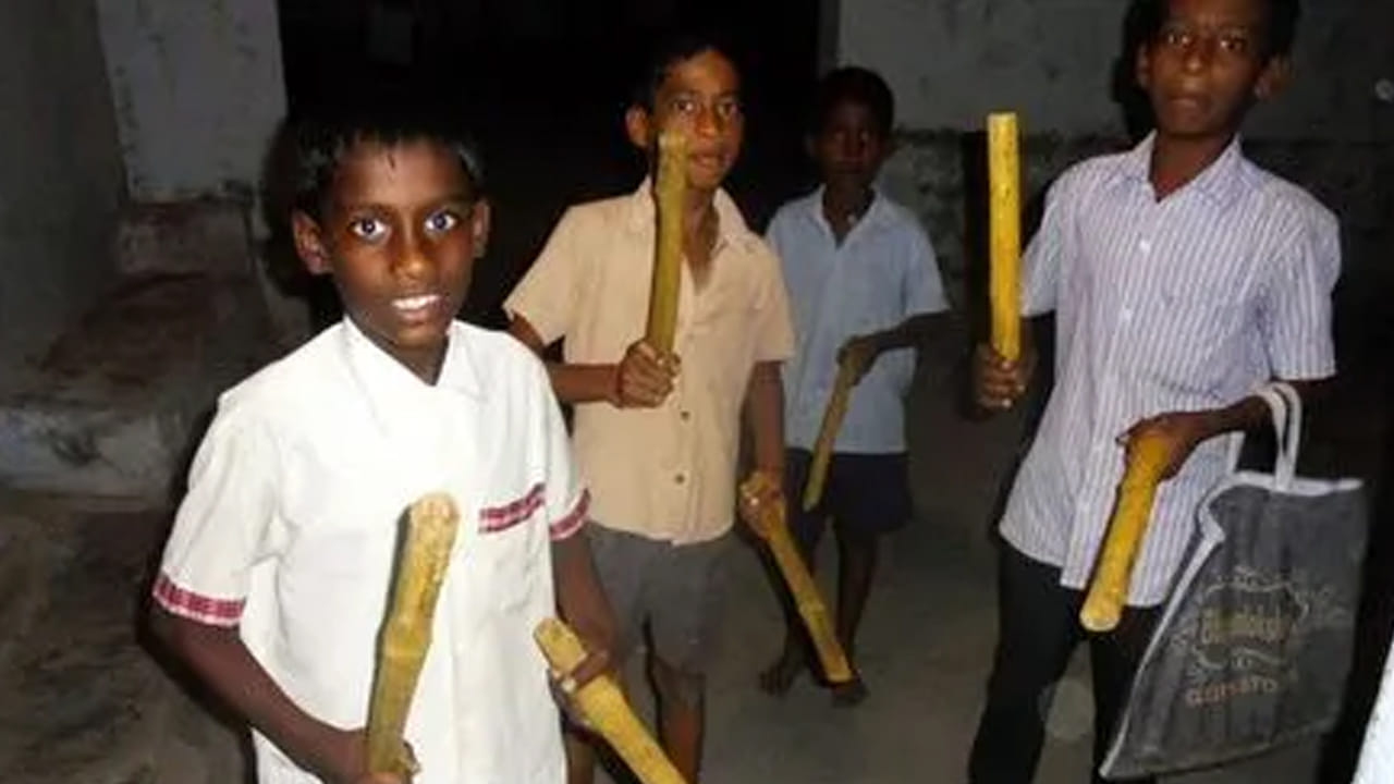 ముఖ్యంగా చిన్నపిల్లలు  చేతిలో సంచి, కోలలు పట్టుకొని కాముడ ఆట ఆడటం ఈ పండుగ ప్రత్యేకం. తొమ్మిది రోజుల పాటు పిల్లు ఐదు నుంచి ఆరుగురు ఒక గుంపుగా చేరి కాముడ ఆట ఆడుతారు. అందమైన జానపద గేయాలు పాడుతూ.. బియ్యం, ధాన్యం , డబ్బులు సేకరించుకుంటారు.