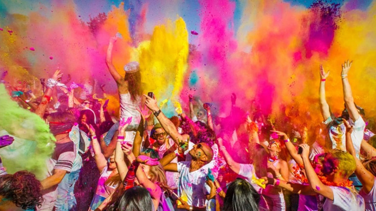 ప్రతి ఒక్కరూ ఇష్టంగా జరుపుకునే పండుగలలో హోలీ పండుగ ఒకటి. ఈ పండుగ అంటే చిన్న పిల్లల నుంచి పెద్దవారి వరకు ప్రతి ఒక్కరికీ చాలా ఇష్టం. అందమైన రంగు రంగులతో , స్నేహితులు, బంధుమిత్రులతో ఆనందంగా ఈ హోలీ పండుగను జరుపుకుంటారు. ఇక హోలీ అంటే దేశం మొత్తం జరుపుకునే పండుగ, దేశం అంతా ఒక్క రోజు  మాత్రమే ఈ పండుగను జరుపుకుంటే, తెలంగాణలో మాత్రం తొమ్మిది రోజుల పాటు చాలా సంతోషంగా జరుపుకుంటారు.