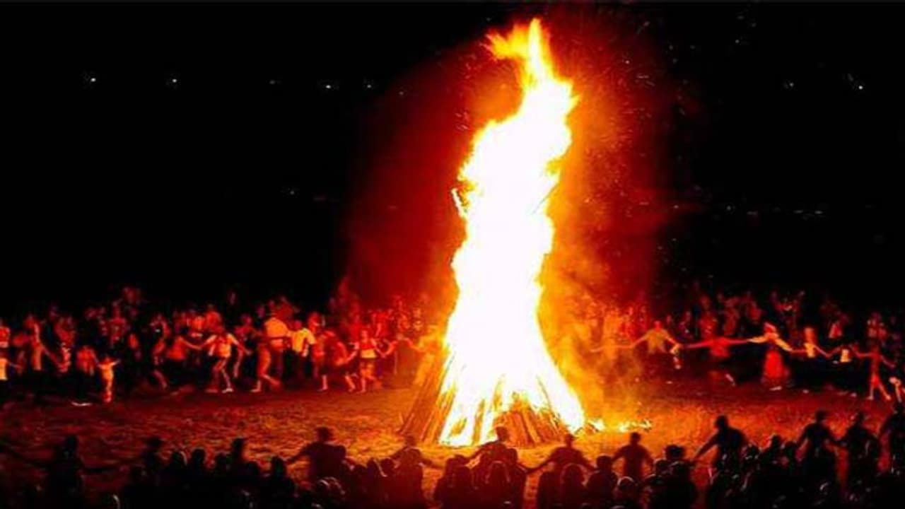 ఇక కాముడ ఆటను తొమ్మిది రోజుల పాటు ఆడిన తర్వాత ఆ కోలలను కామదహనంలో వేస్తారు. దీంతో కాముడ ఆట పూర్తి అయినట్లు. కామ దహనం రోజు కోలలను మంటలో వయడం అంటే కామున్ని దహనం చేసినట్లు. ప్రస్తుతం తెలంగాణలో ఈ కాముడ ఆట సందడి మొదలు అయ్యింది.