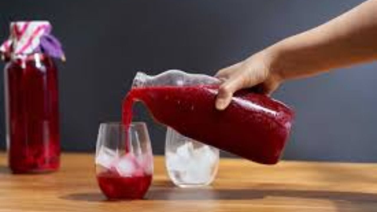 కంజి: కంజి అనేది మీ పేగు ఆరోగ్యానికి గొప్ప ఆరోగ్యకరమైన ప్రోబయోటిక్ పానీయం. దీనిని వివిధ రకాల కూరగాయలతో తయారు చేయవచ్చు.  విటమిన్లు, ఖనిజాలతో సమృద్ధిగా ఉండే ఈ జీర్ణ ఆహారం జీర్ణక్రియకు ఎంతగానో సహాయపడుతుంది. అలాగే శరీరానికి తక్షణ శక్తిని అందిస్తుంది. 