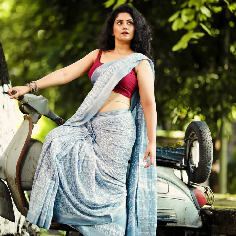 అంతేకాదు.. బుల్లితెరపై మొగలిరేకులు సీరియల్ ద్వారా ఓవర్ నైట్ స్టార్ అయ్యింది. ఆ తర్వాత వైదేహి పరిణయం సీరియల్లోనూ కనిపించింది. తెలుగులో పలు సీరియల్స్ చేసింది. అభిషేకం సీరియల్లో కరుణ అందానికి, అభినయానికి ప్రేక్షకులు ఫిదా అయ్యారు. 