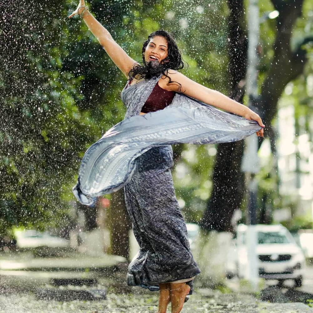 అలాగే పాజిటివ్ పాత్రలతోనే కాకుండా వైదేహి పరిణయం సీరియల్లో నెగిటివ్ షేడ్స్ ఉన్న పాత్రలో నటించి ఆకట్టుకుంది. కరుణ భూషణ్ ముగ్గురు పిల్లలకు తల్లి. సీరియల్స్ కు దూరంగా ఉన్న ఆమె సోషల్ మీడియాలో మాత్రం చాలా యాక్టివ్ గా ఉంటుంది. 