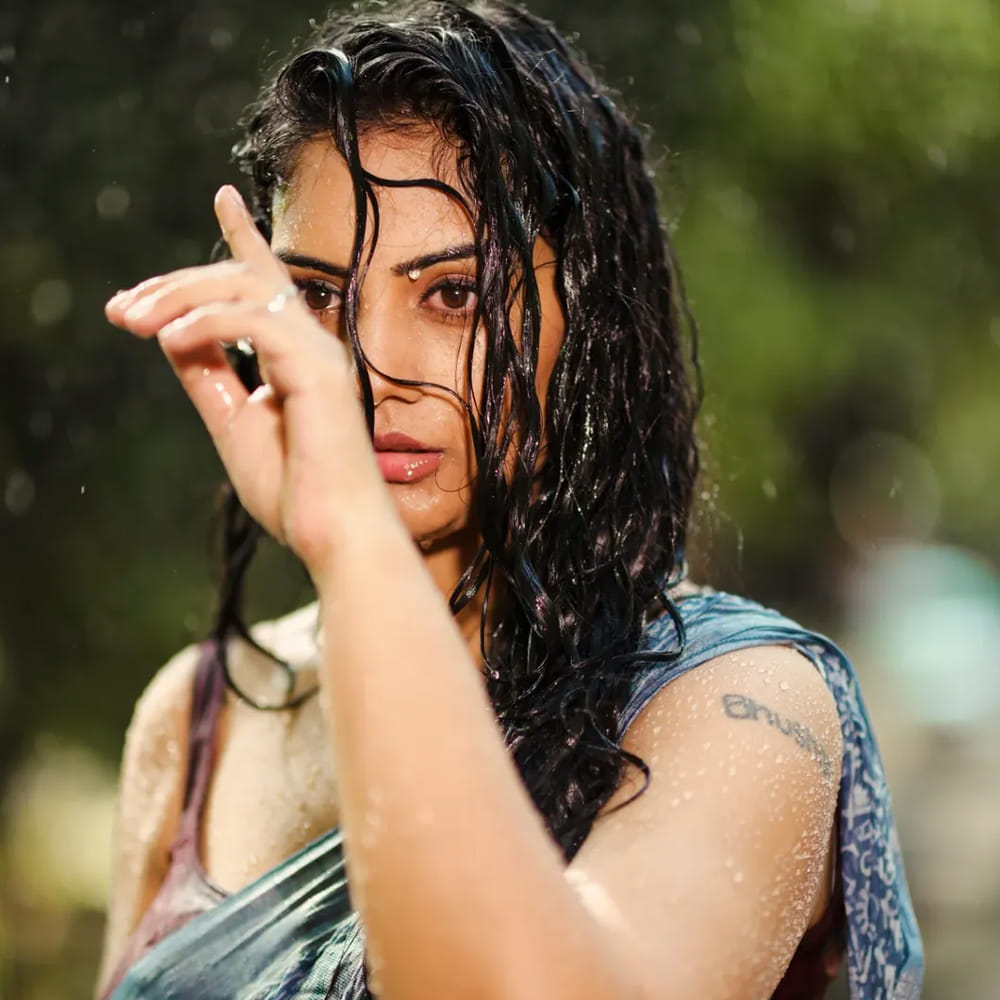 కొన్ని సంవత్సరాలుగా స్మాల్ స్క్రీన్ పై సీరియల్స్ ద్వారా తనకంటూ ప్రత్యేక గుర్తింపు తెచ్చుకున్న నటి కరుణ భూషణ్. అప్పట్లో ఆమెకు ఉన్న ఫాలోయింగ్ గురించి ప్రత్యేకంగా చెప్పక్కర్లేదు. సీరియల్స్ ద్వారా విపరీతమైన పాపులారిటీని సంపాదించుకుంది. 