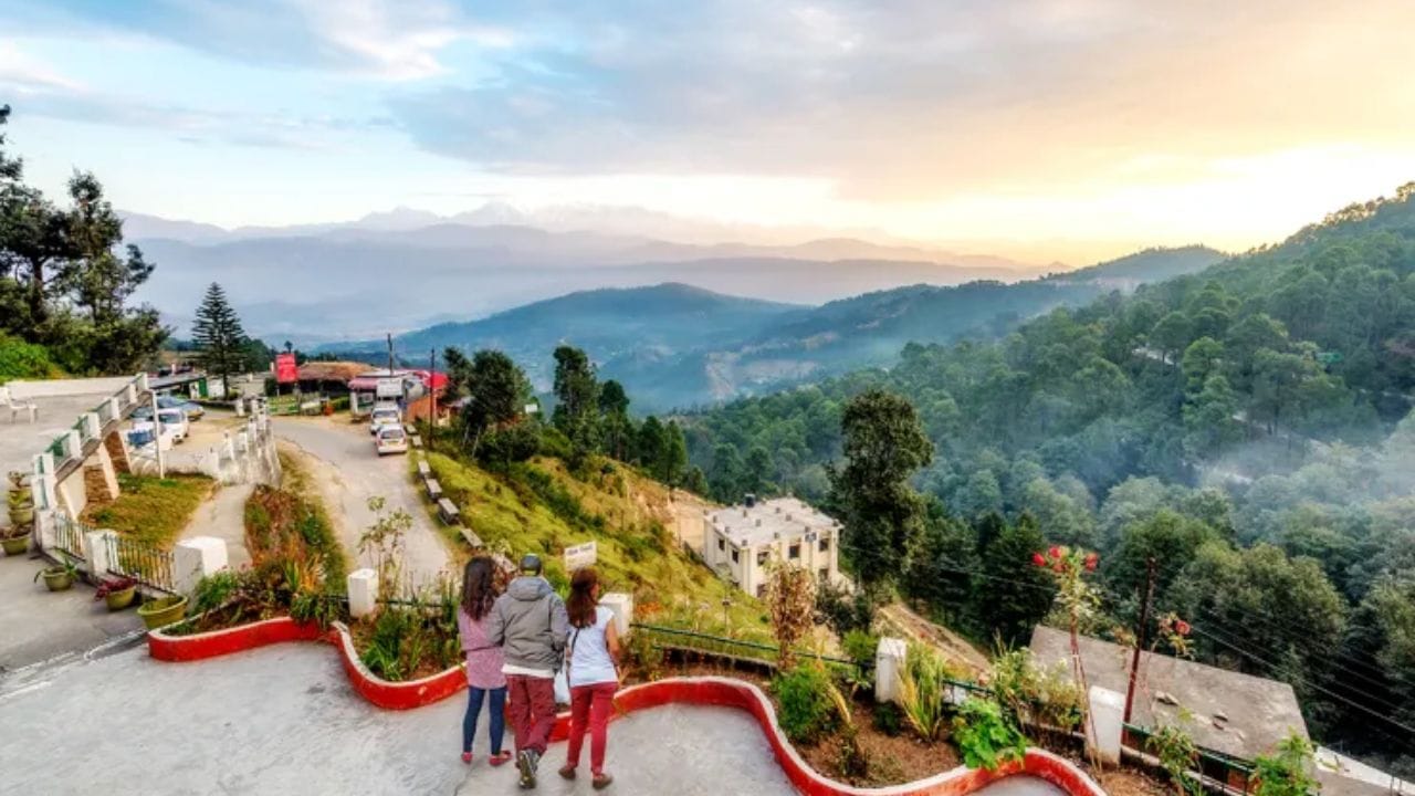 కౌసానీ, ఉత్తరాఖండ్: మీ వాలైంటైన్స్ వీకెండ్‌ ట్రిప్‌లో మీరు ప్రశాంతను కోరుకుంటే.. హిమాలయాల్లో సుమారు 1900 మీటర్ల ఎత్తులో ఉన్న చిన్న హిల్ స్టేషన్ కౌసానీ మీకు అద్భుత ఎంపిక అవుతుంది. త్రిశూల్, నందాదేవి, పంచచూలి వంటి శిఖరాల పానరమిక్ వ్యూస్ ఇక్చ్చే ఈ చోట దట్టమైన పైన్ చెట్లు, తోటలు, ఆశ్రమాల నిశ్శబ్దం, హిమాలయాల గాంభీర్యం మీమధ్య అద్భుతమైన జ్ఞాపకాలను సృష్టిస్తాయి. 