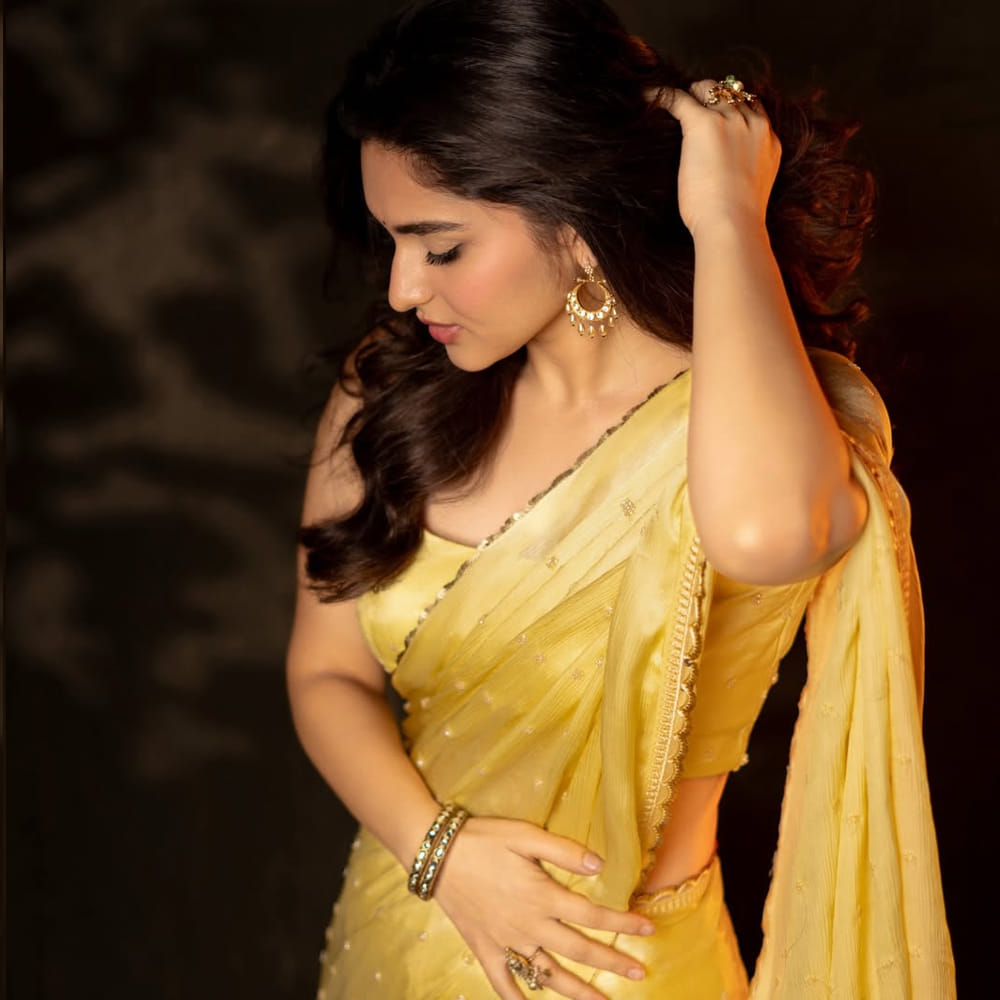 అందుకే ఇప్పుడు టాలీవుడ్ ఇండస్ట్రీలో మోస్ట్ డిమాండ్ హీరోయిన్ గా మారింది. ప్రస్తుతం ఆమె న్యాచురల్ స్టార్ నాని సరసన ప్యారడైజ్ చిత్రంలో నటిస్తుంది. అలాగే మరో రెండు మిడ్ రేంజ్ సినిమాలకు సైతం సైన్ చేసిందట ఈ ముద్దుగుమ్మ. అయితే ఆమె ఇటీవల సైన్ సినిమాలకు రూ.1 కోటి తీసుకుంటుదట. 