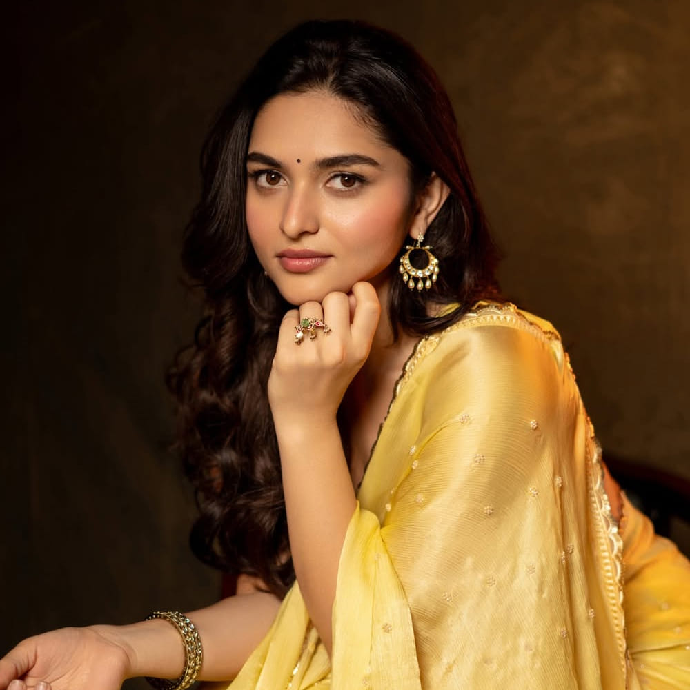  ఇప్పటి వరకు కయాదు చేసినవి రెండే సినిమాలు. ఒకటి హీరో శ్రీవిష్ణు సరసన అల్లూరి చిత్రంలో నటించింది. ఆ సినిమా అసలు రిలీజ్ అయినట్లు కూడా చాలా మందికి తెలియదు. ఇక ఇటీవల విశ్వక్ జోడిగా నటించిన ఫంకీ మూవీ సైతం నిరాశ పరిచింది. 