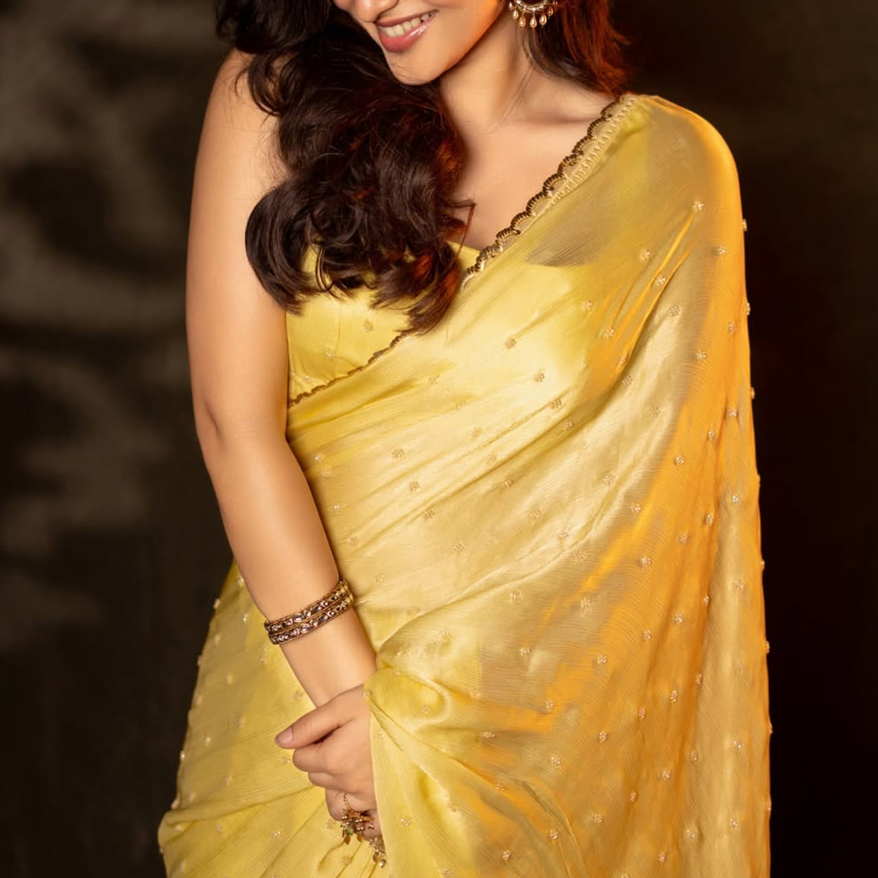 టాలీవుడ్ హీరోయిన్లకు ఉండే ఫాలోయింగ్ గురించి చెప్పక్కర్లేదు. ఇప్పుడిప్పుడే తెలుగులో బిజీ అవుతుంది మరో ముద్దుగుమ్మ. ఇప్పటివరకు ఆమె తెలుగులో చేసింది రెండు సినిమాలే. ఆ సినిమాలు బాక్సాఫీస్ వద్ద ఆశించిన స్థాయిలో ఆకట్టుకోలేకపోయాయి. అయినప్పటికీ రెమ్యునరేషన్ విషయంలో తగ్గేదేలే అంటుంది. 