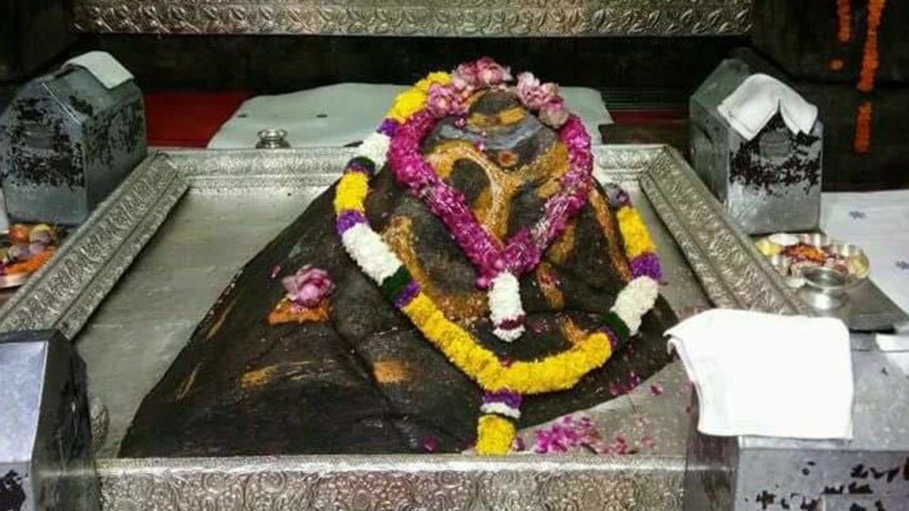 కేదార్‌నాథ్ జ్యోతిర్లింగంః 

కేదార్‌నాథ్ ఎత్తైన హిమాలయాల మధ్య ఉంది. ఇది శివుని అత్యంత శక్తివంతమైన తీర్థయాత్ర ప్రదేశాలలో ఒకటి.. కేదార్‌నాథ్ జ్యోతిర్లింగం అత్యంత పూజనీయమైనది. భక్తులు దీనిని తాకడం నిషేధించారు. పూజారులు, పండితులు మాత్రమే దీనిని తాకగలరు. ఇక్కడ, జ్యోతిర్లింగాన్ని కేవలం ఒక చిహ్నంగా కాకుండా, ఒక సజీవ ఆధ్యాత్మిక శక్తిగా పరిగణిస్తారు.

