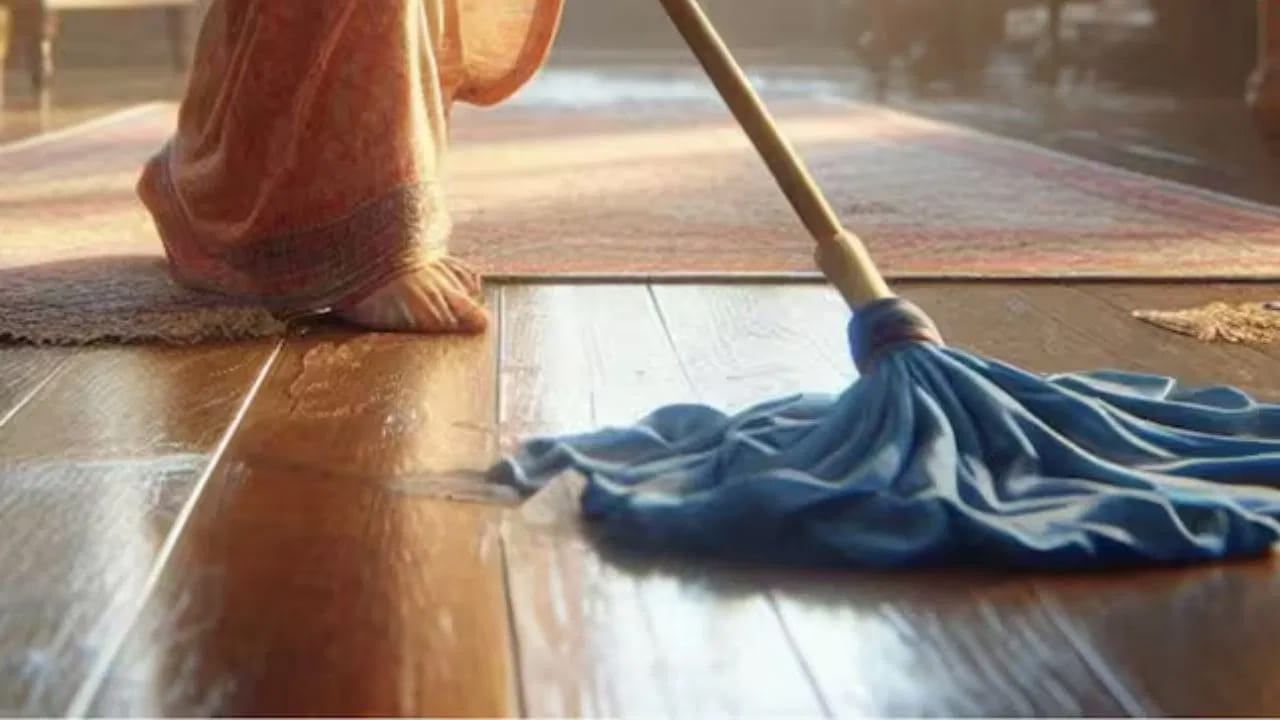 
శుభ్రపరిచే వస్తువులు.. 
వంటగదిని అన్నపూర్ణ దేవి నివసించే ఆలయం వలె పవిత్రంగా పరిగణిస్తారని వాస్తు నిపుణులు వివరిస్తున్నారు. కాబట్టి, చీపుర్లు,  మాప్స్ వంటి శుభ్రపరిచే వస్తువులను అక్కడ ఉంచకూడదు. దీనివల్ల వాస్తు దోషం వస్తుంది. అందుకే వీటిని వంటగదిలో ఉంచొద్దు. 
