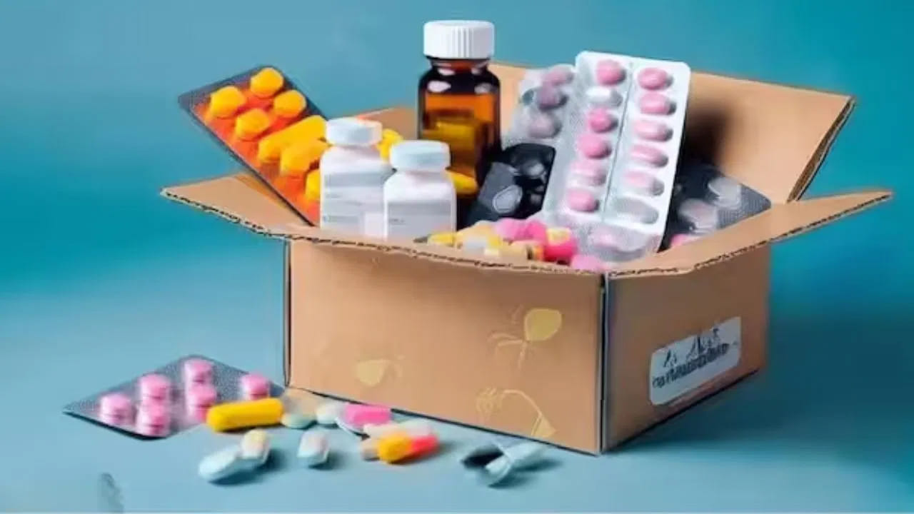 
మందులు.. 
వంటగదిలో మందులను ఎప్పుడూ నిల్వ చేయకూడదు. వంటగదిలో మందులు ఉంచడం అశుభంగా పరిగణించబడుతుంది. వ్యాధులను నయం చేయడానికి బదులుగా, అది వాటిని తీవ్రతరం చేస్తుంది. అందుకే వీటిని కూడా కిచెన్‌లో ఉంచవద్దు. 
