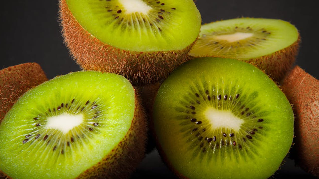 కీవీ పండును మీ రోజూ వారి డైట్ లో చేర్చుకుంటే ఎలాంటి అనారోగ్య సమస్యలు దరి చేరవు. ఇంకా దీనిని జ్యూస్ కానీ, స్మూథీ రూపంలో కూడా తీసుకోవచ్చు. దీనిలో ఉండే  విటమిన్‌ సి రోగ నిరోధక శక్తిని పెంచుతుంది. 
