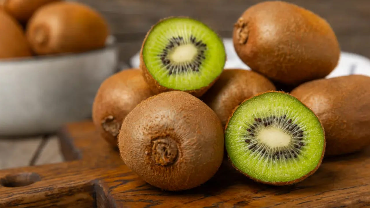 కివి పండులో కరిగే, కరగని ఫైబర్ రెండూ ఉంటాయి. కరగని ఫైబర్ మలబద్ధకం సమస్యను తగ్గిస్తుంది. ఇది ప్రేగు కదలికలను సులభతరం చేస్తుంది. అదనంగా, కివిలోని సహజ చక్కెరలు, నీటి శాతం పేగులను సున్నితంగా ప్రేరేపిస్తుంది. దీని ప్రత్యేకత ఏమిటంటే ఇది మందుల తీవ్రమైన దుష్ప్రభావాలు లేకుండా సహజంగా పనిచేస్తుంది.