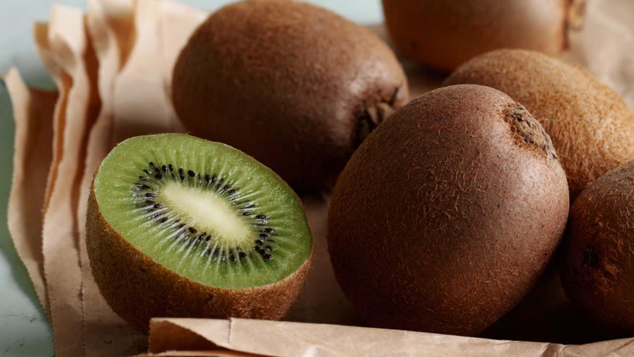 మీరు కివి పండ్లను మధ్యాహ్నం స్నాక్‌గా కూడా తినవచ్చు. రాత్రి భోజనం తర్వాత ఫ్రూట్ సలాడ్‌లో చేర్చి ఆనందించవచ్చు. రోజుకు రెండు కివి పండ్లు తినడం వల్ల జీర్ణక్రియ మెరుగుపడుతుంది. సహజంగా పేగుల ఆరోగ్యాన్ని బలపరుస్తుంది. 