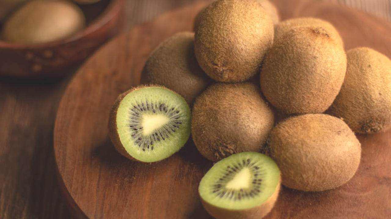 
కీవీ పండు గురించి ప్రత్యేకించి చెప్పాల్సిన అవసరం లేదు. ఎందుకంటే, ఇది పండ్లలో ఇది సూపర్ పండు అని చెప్పుకోవాలి. ఇంకా దీనిలో విటమిన్స్‌, పోషకాలు ఉంటాయి. 