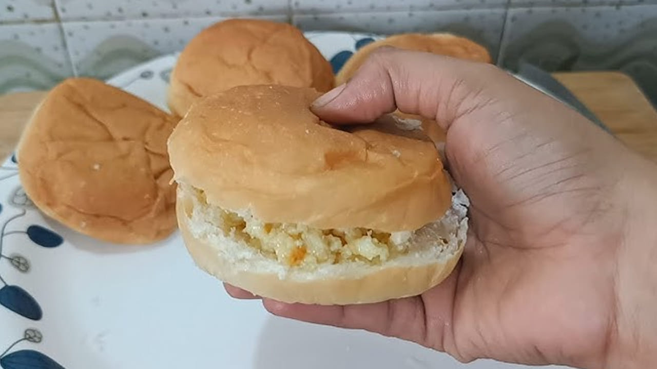 తయారుచేసే విధానం: ముందుగా స్టవ్ ఆన్ చేసి, కడాయి పెట్టాలి. అందులో అర లీటర్ పాలు పోసి, మంచిగా వేడి చేయాలి. కాస్త పసుపు రంగులోకి వస్తే పాలు బాగా మరిగినట్లు. అలా పాలను బాగా మరిగిస్తు, సగం పరిమాణం తగ్గే వరకు కలుపుతూ మరిగించుకోవాలి. ఎందుకంటే? పాలు ఎంత మరిగితే అంత బాగా కోవా వస్తుంది. అలాగే టేస్ట్ కూడా బాగుంటుంది.