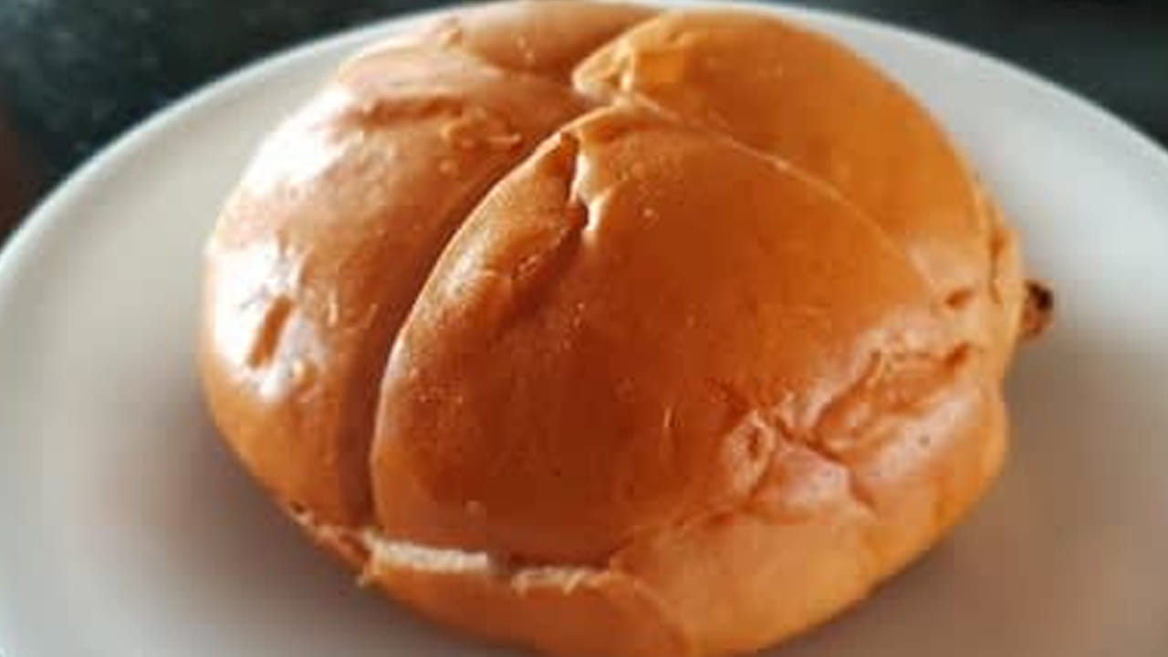 కోవా, బన్ : కోవా బన్ తయారు చేయడానికి ఇప్పుడు చిన్న చిన్న బన్స్ తీసుకోవాలి. ఇవి షాప్‌ల్లో కొనుగోలు చేయాలి. వీటిని సగానికి కట్ చేసుకోవాలి. తర్వాత అందులో మనం ముందుగా తయారు చేసుకున్న కోవాను మధ్యలో పెట్టి, బన్‌ను సున్నితంగా నొక్కాలి.  దీంతో కోవా బన్ తయారీ రెడీ.