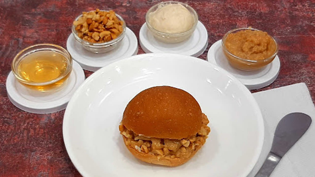 కోవా తయారీకి కావాల్సిన పదార్థాలు: పాలు: 1 లీటరు, పంచదార, అర కప్పు కంటే తక్కువ (రుచికి సరిపడా),  మిల్క్ పౌడర్,పావు కప్పు,   యాలకుల పొడి, పావు టీ స్పూన్