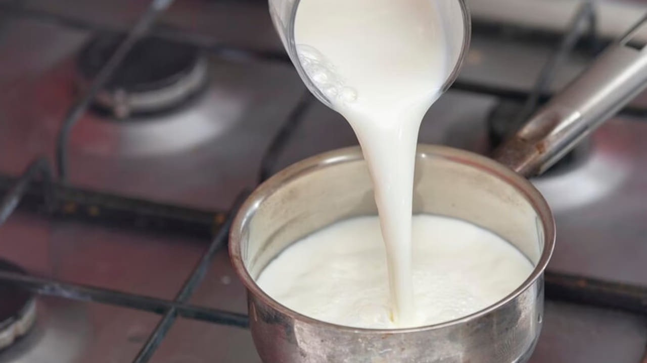 పాలు మరిగి, పరిమాణం తగ్గిన తర్వాత, పంచదార వేసి, మిక్సీ చేసుకోవాలి. దీంతో కోవా చక్కెర కలిసి, మిశ్రమం కొంచెం చిక్కగా మారుతుంది. ఇలానే పది నిమిషాల పాటు, హై ఫ్లేమ్‌లో పెట్టి కంటిన్యూగా కలుపుతూ ఉండాలి.  దీంతో కోవా లా వస్తుంది. దీని తర్వాత మిల్క్ పౌడర్ వేసి, ఉండలు లేకుండా కలుపుకోవాలి. దీని వలన కోవా మంచి ప్లేవర్ వస్తుంది. అలాగే చాలా రుచిగా ఉంటుంది దీని తర్వాత యాలకుల పొడి వేసి మంచిగా కలుపుకోవాలి. తర్వాత స్టవ్ ఆఫ్ చేస్తే, కోవా చల్లబడి, గట్టి పడుతుంది.