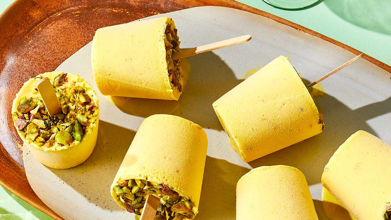  దీని తర్వాత స్టవ్ ఆన్ చేసి బౌల్ పెట్టి, అందులో అర లీటర్ నీళ్లు పోసి చిక్కగా వచ్చే వరకు మరగ బెట్టాలి. దీని వలన కుల్ఫీ చాలా బాగా వస్తుంది. పాలు బాగా మరిగి కాస్త పసుపు రంగులో కనిపించిన తర్వాత అందులో మిక్సీ పట్టుకున్న కొర్రల మిశ్రమం వేసి, 10 నిమిషాలు ఉడికించుకోవాలి. ఈ సమయంలోనే కండెన్స్‌డ్ మిల్క్ యాడ్ చేయాలి. దీని వలన కుల్పీ కోసం చిక్కటి ద్రావణం రెడీ అవుతుంది.