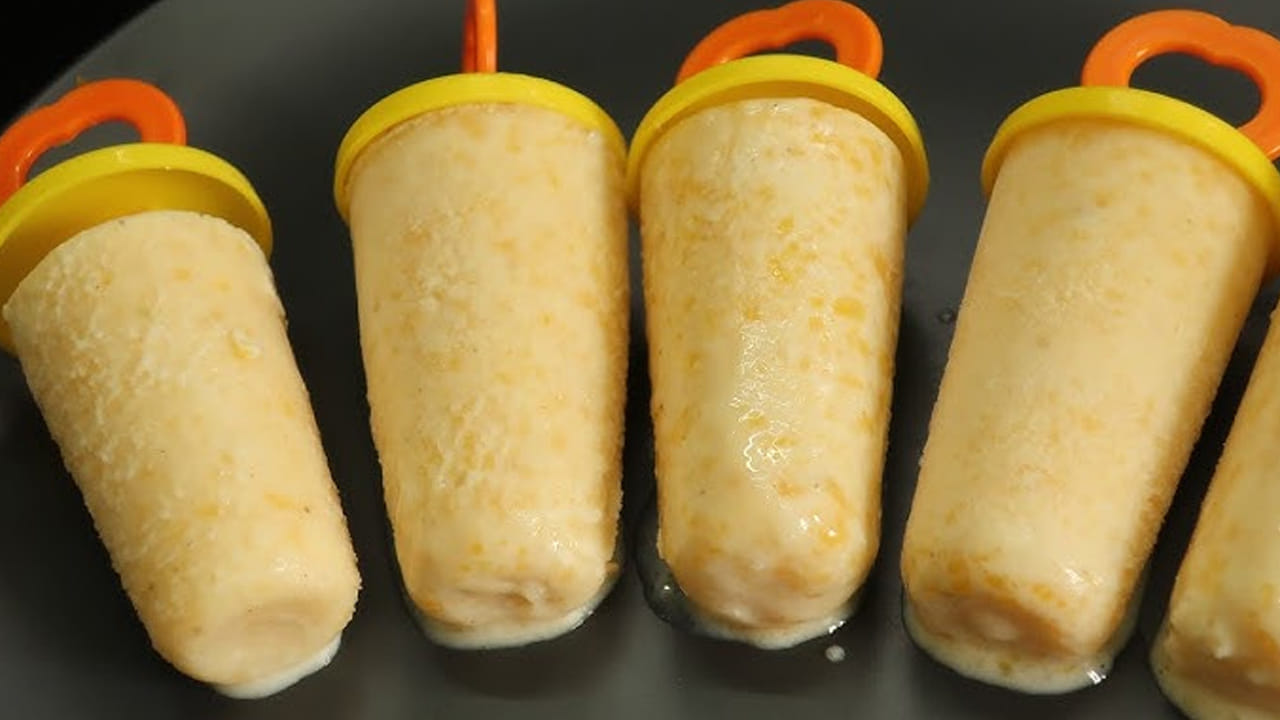  దీని తర్వాత స్టవ్ ఆన్ చేసి బౌల్ పెట్టి, అందులో అర లీటర్ నీళ్లు పోసి చిక్కగా వచ్చే వరకు మరగ బెట్టాలి. దీని వలన కుల్ఫీ చాలా బాగా వస్తుంది. పాలు బాగా మరిగి కాస్త పసుపు రంగులో కనిపించిన తర్వాత అందులో మిక్సీ పట్టుకున్న కొర్రల మిశ్రమం వేసి, 10 నిమిషాలు ఉడికించుకోవాలి. ఈ సమయంలోనే కండెన్స్‌డ్ మిల్క్ యాడ్ చేయాలి. దీని వలన కుల్పీ కోసం చిక్కటి ద్రావణం రెడీ అవుతుంది.