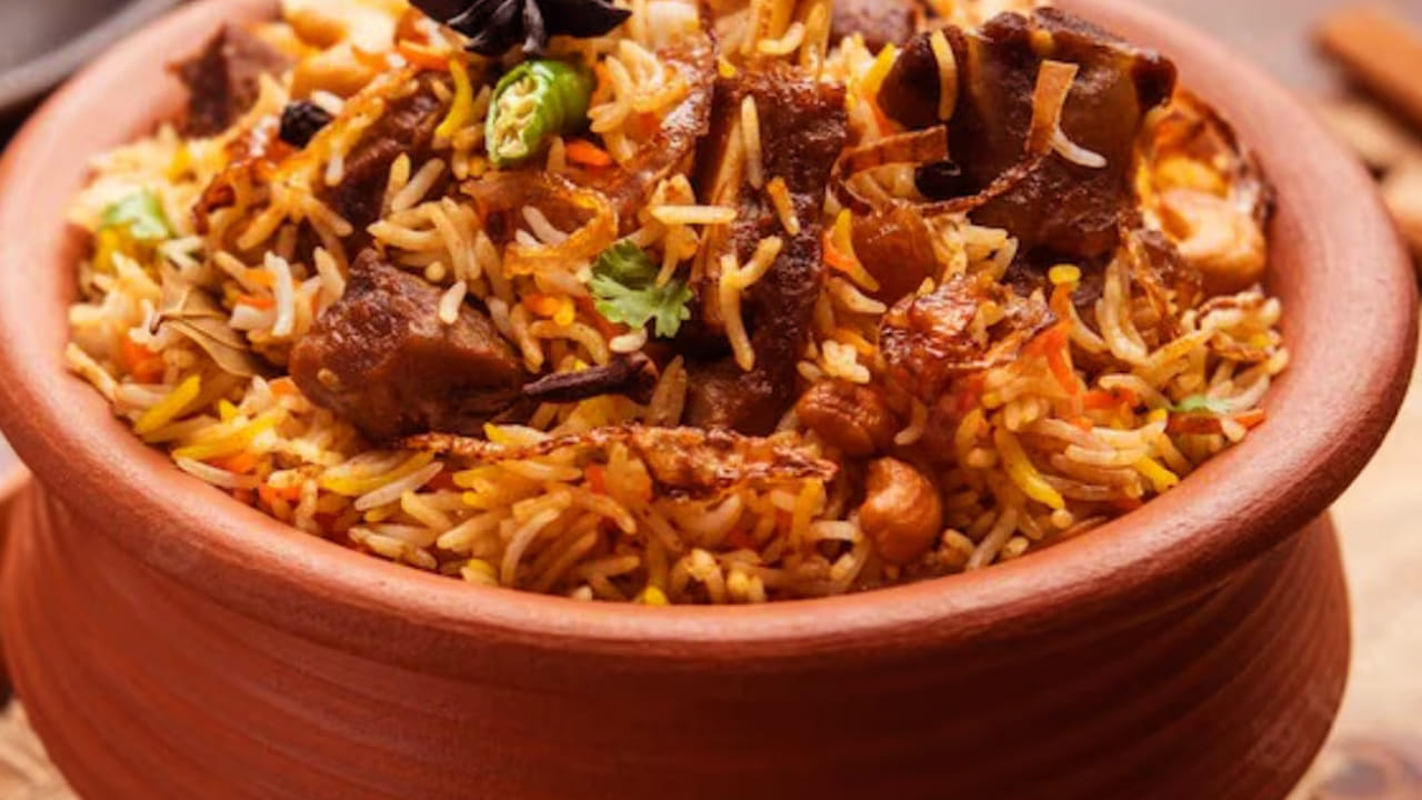 కుండ కొత్తది అయితే రుచికరంగా ఉంటుంది. అయితే, దానిలో ముందుగా  నూనె  వేసి శుభ్రం చేసి  వాడాలి.