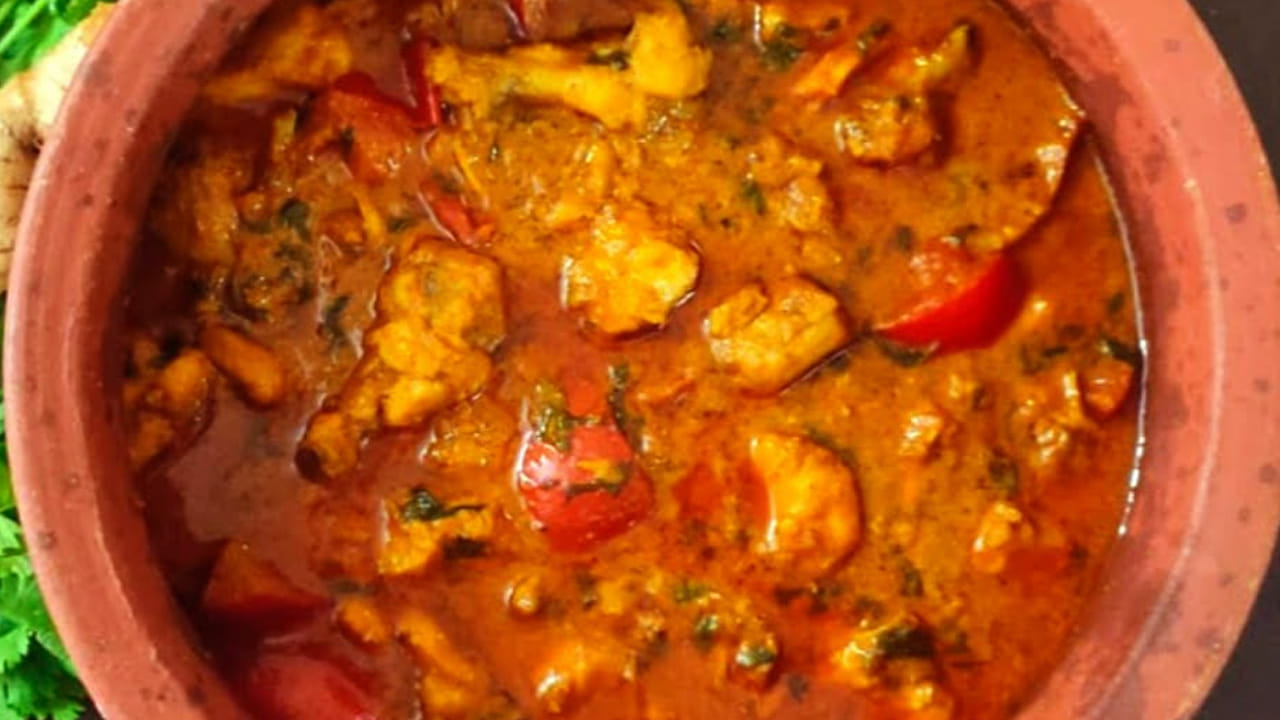 కావాల్సిన పదార్ధాలు : కుండ ఒకటి, చికెన్, అల్లం వెల్లుల్లి పేస్ట్, పెరుగు, పసుపు, కారం, ఉప్పు, ధనియాల పొడి, గరం మసాలా పొడి, కొత్తిమీరను తీసుకోవాలి. 