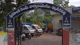 ఆకలితో అలమటించిన మేక పిల్ల.. పాలు ఇస్తూ.. అమ్మతనం పంచిన ఇటిక్యాల పాడి ఆవు!