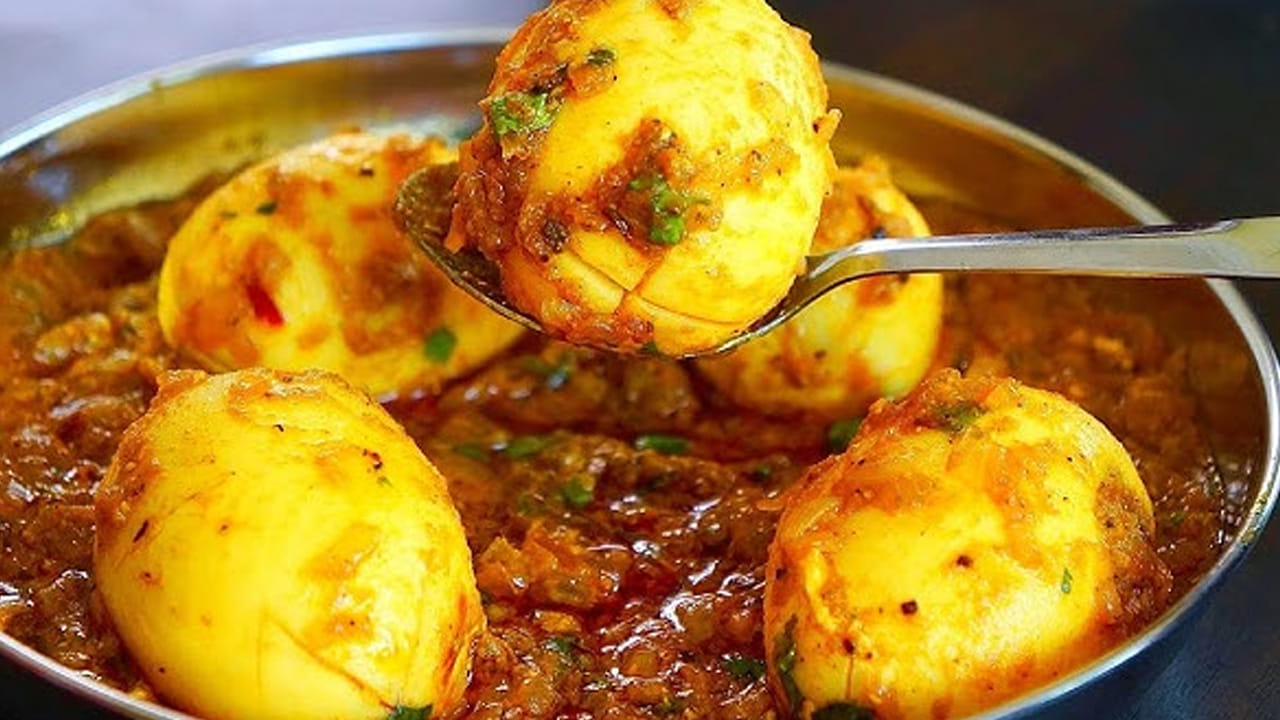 
 కావాల్సిన పదార్థాలు : అర కిలో బెండకాయలు, పెద్ద ఉల్లిపాయ,  కోడిగుడ్లు 4,  4  పచ్చిమిర్చి,  ఒక కప్పు టొమాటో ముక్కలు,  ఒక టేబుల్ స్పూన్ అల్లం వెల్లుల్లి పేస్ట్,  రెండు టేబుల్ స్పూన్స్ కారం, అర టీ స్పూన్ పసుపు,  ఒక టేబుల్ స్పూన్ ధనియాల పొడి, అర టీ స్పూన్ గరం మసాలా,  3 టేబుల్ స్పూన్స్ నూనె,  రుచికి సరి పడినంత ఉప్పు తీసుకోవాలి.