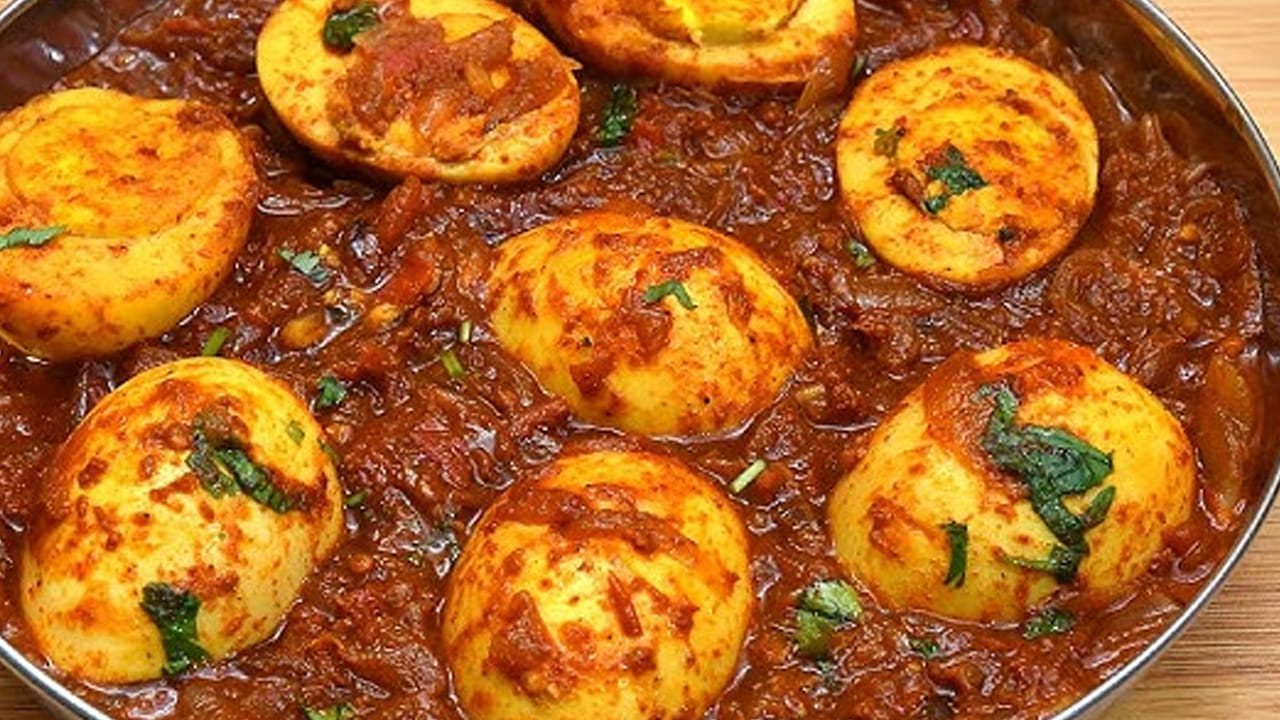 ముందుగా బెండకాయలను తీసుకుని శుభ్రపరచుకోవాలి. ఆ తర్వాత వీటిని చిన్న ముక్కలుగా కట్ చేసుకోవాలి. వీటిని కాసేపు పక్కన పెట్టుకోవాలి. 