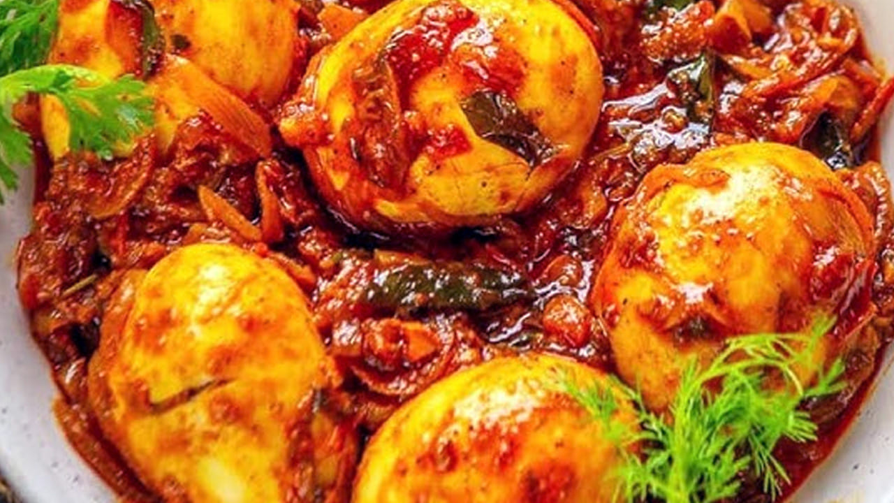 బెండకాయ ముక్కలు బాగా మగ్గిన తర్వాత కారం, పసుపు, ఉప్పు, మసాలా  పొడి వేసి మిక్స్ అయ్యేలా తిప్పుకోవాలి. చివర్లో కొత్తిమీర చల్లుకుని కిందకు దించేయండి. అంతే, వేడి వేడి  బెండకాయ కోడిగుడ్డు పులుసు రెడీ.