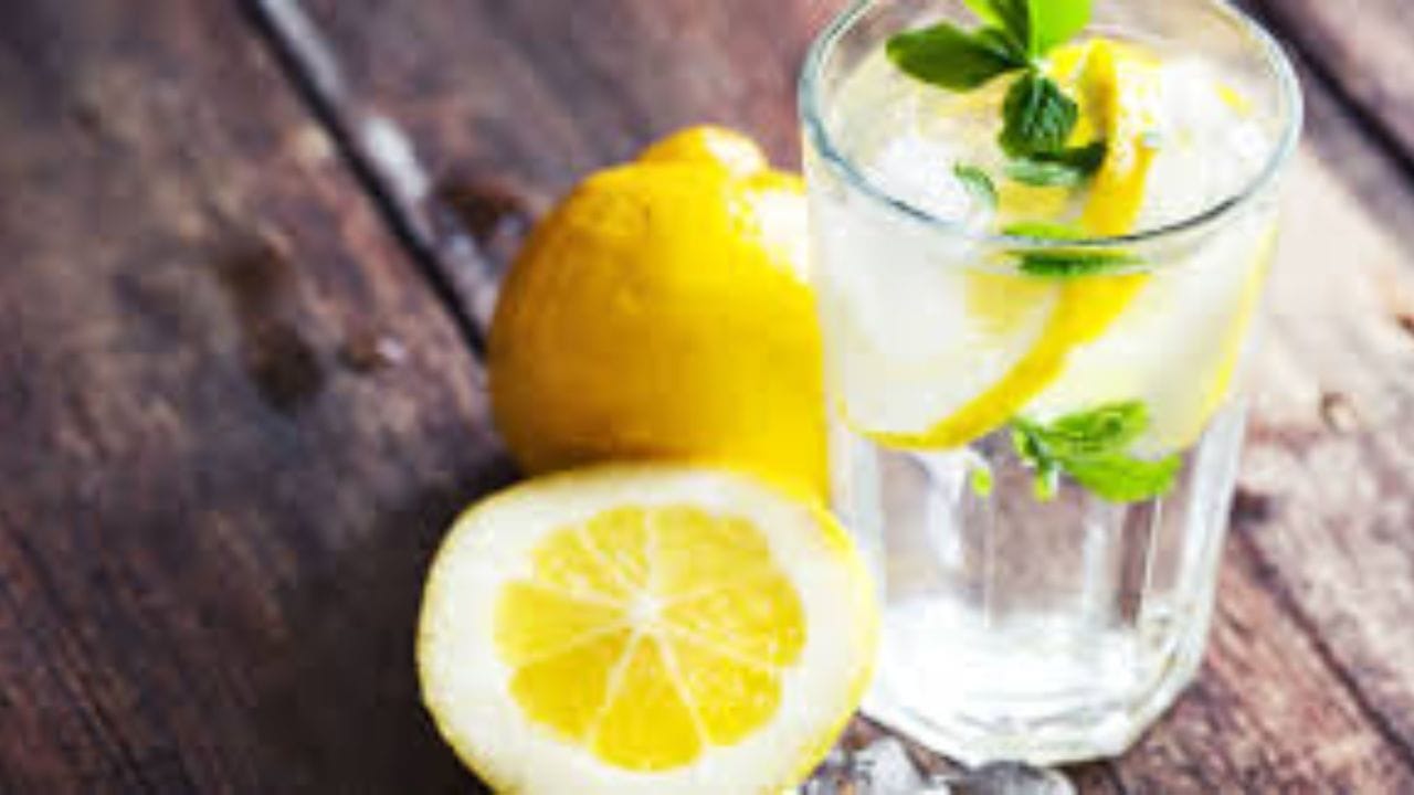 లెమన్ ఇన్ఫ్యూజ్డ్ వాటర్: మనం సాధారణంగా తాగే నీటికి ఎటువంటి రుచి ఉండదు అందుకే మనం తాగే నీటిలో కొన్ని నిమ్మకాయ పచ్చలను వేసుకొని ఆ నీటిని తాగడం వల్ల శరీరం హైడ్రెగ్‌గా ఉంటుంది. మీకు ఎ్కకువగా ఆకలి అనిపించదు. ఇది బరువుతగ్గడానికి సహాయపడుతుంది.  