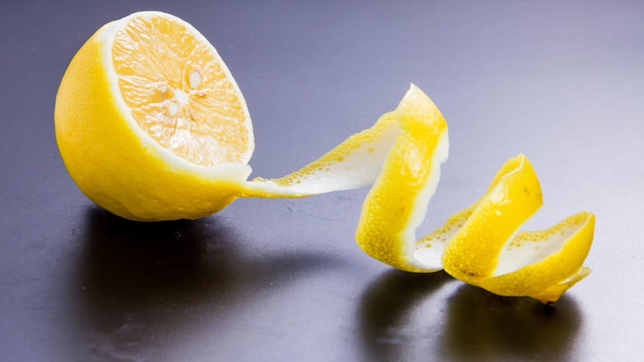 దంత కుహరాలు, చిగుళ్ళ ఇన్ఫెక్షన్లు స్ట్రెప్టోకోకస్ మ్యూటాన్స్ వంటి బ్యాక్టీరియా వల్ల కలిగే సాధారణ వ్యాధులు, వీటిని నిమ్మ తొక్క నివారించడంలో సహాయపడుతుంది. నిమ్మ తొక్కలో సూక్ష్మజీవుల పెరుగుదలను నిరోధించే యాంటీ బాక్టీరియల్ పదార్థాలు ఉంటాయి. ఒక అధ్యయనంలో పరిశోధకులు నిమ్మ తొక్కలోని నాలుగు సమ్మేళనాలను గుర్తించారు. ఇవి నోటి ఆరోగ్య సమస్యలను కలిగించే బ్యాక్టీరియాతో పోరాడే శక్తివంతమైన యాంటీ బాక్టీరియల్ లక్షణాలను కలిగి ఉన్నాయి. టెస్ట్-ట్యూబ్ అధ్యయనం ప్రకారం, నిమ్మ తొక్క సారం స్ట్రెప్టోకోకస్ మ్యూటాన్స్ చర్యను ప్రతిఘటించింది.