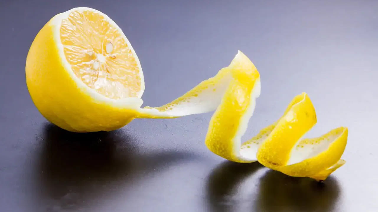 నిమ్మ తొక్కలతో హెల్తీ టీ: మీరు తాగే టీకి కొంచెం వెరైటీ రుచిని, ఆరోగ్యాన్ని జోడించాలనుకుంటే నిమ్మ తొక్కలు బెస్ట్ ఆప్షన్. ఎండబెట్టిన నిమ్మ తొక్కలను టీ చేసేటప్పుడు అందులో వేయండి. ఇది టీకి సహజమైన సువాసనను ఇవ్వడమే కాకుండా శరీరంలోని ఒత్తిడిని తగ్గించి రిఫ్రెష్‌గా ఉంచుతుంది.