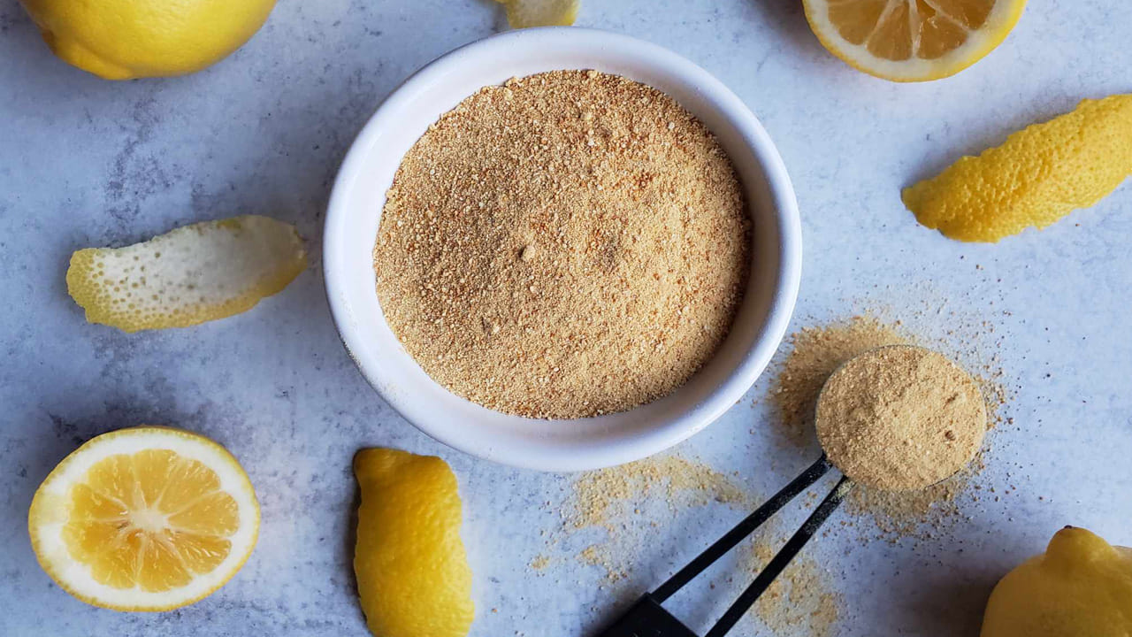 యాంటీఆక్సిడెంట్లు అనేవి మొక్కల నుండి తీసుకోబడిన సమ్మేళనాలు, ఇవి మీ శరీరంలోని ఫ్రీ రాడికల్స్‌తో పోరాడటం ద్వారా కణాల నష్టాన్ని నివారిస్తాయి. ఈ సమ్మేళనాలు నిమ్మ తొక్కలో కూడా కనిపిస్తాయి. నిమ్మ తొక్కలో ఉండే డి-లిమోనీన్ వంటి ఫ్లేవనాయిడ్ యాంటీఆక్సిడెంట్లను తీసుకోవడం వల్ల గుండె జబ్బులు, అధిక రక్తపోటు, అధిక కొలెస్ట్రాల్, ఊబకాయం, టైప్ 2 డయాబెటిస్ వంటి వ్యాధుల ప్రమాదాన్ని తగ్గించవచ్చు. ఒక టెస్ట్-ట్యూబ్ అధ్యయనం నిమ్మ తొక్క ద్రాక్షపండు లేదా టాన్జేరిన్ తొక్క కంటే బలమైన యాంటీఆక్సిడెంట్ చర్యను కలిగి ఉందని చూపించింది.