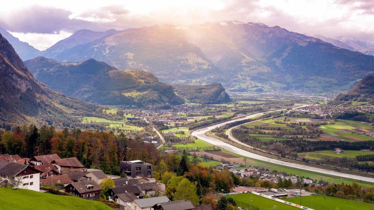 సొంత కరెన్సీ లేదు.. ఎయిర్పోర్ట్ అసలే లేదు..! ప్రపంచంలోనే అత్యంత ధనిక దేశం గురించి తెలుసా సొంత కరెన్సీ లేదు.. ఎయిర్పోర్ట్ అసలే లేదు..! ప్రపంచంలోనే అత్యంత ధనిక దేశం గురించి తెలుసా