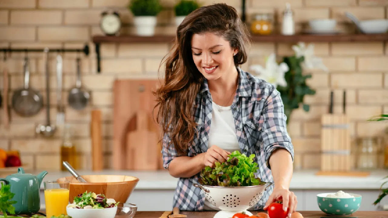 రాత్రి భోజనం: ఆలస్యంగా భోజనం చేయడం వల్ల జీర్ణవ్యవస్థ దెబ్బతిని బరువు పెరుగుతారు. నిద్రపోయే 3 గంటల ముందే డిన్నర్ పూర్తి చేయాలని నిపుణులు సూచిస్తున్నారు. రాత్రిపూట తేలికపాటి భోజనం చేయడం వల్ల నిద్ర నాణ్యత పెరుగుతుంది, ఉదయాన్నే కడుపు శుభ్రంగా ఉంటుంది.