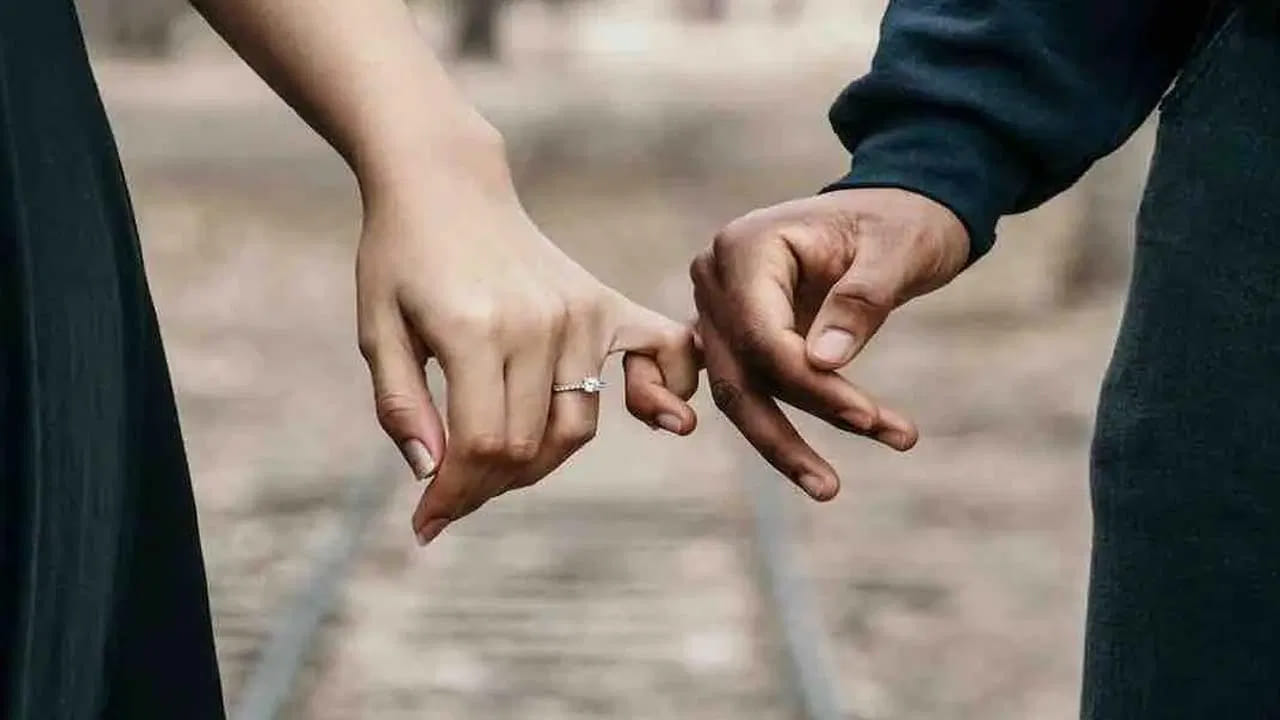 సుదీర్ఘ కాలంపాటు ప్రేమ సంబంధాన్ని సంతోషంగా, స్థిరంగా ఉంచుకోవడం ఎవరికీ అంత సులభం కాదు. కానీ, కొన్నిసార్లు చిన్న చిన్న చర్యలే భాగస్వామిలో గొప్ప భావాన్ని కలిగిస్తాయి. అవే లోతైన భావోద్వేగ బంధాన్ని నిర్మించి, చిరస్థాయిగా నిలిచే అనుబంధాన్ని సృష్టిస్తాయి. మహిళలు తమను విలువైనవారిగా, గౌరవించబడినవారిగా, భావోద్వేగపరంగా సురక్షితంగా భావించేలా చేసే ఆలోచనాత్మక చర్యలను ఎక్కువగా అభినందిస్తారు. అవి ఖరీదైన బహుమతుల రూపంలో ఉండాల్సిన అవసరం లేదు. ఒక సాధారణమైందైనా హృదయపూర్వకమైన చర్య కూడా మీ ప్రేమ యొక్క లోతును వారికి స్పష్టంగా తెలియజేస్తుంది. నిజమైన ప్రశంసలు, వారి గురించి చిన్న విషయాలను గుర్తుంచుకోవడం వంటి చర్యలు మీ శ్రద్ధను, ప్రేమను ప్రతిబింబిస్తాయి. ఇప్పుడు మహిళలు తమ భాగస్వామి నుంచి  సాధారణంగా ఏమి ఆశిస్తారో చూద్దాం..
