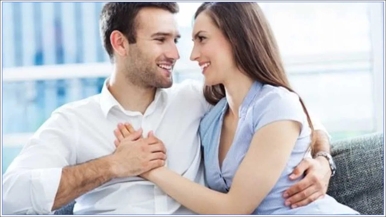 
1. శ్రద్ధ, వినడం.. 

స్మార్ట్‌ఫోన్‌లు, పని ఒత్తిళ్లు, అనేక అంతరాయాల మధ్యలో కూడా మీ భాగస్వామిని గమనించడం ఒక శక్తివంతమైన ప్రేమ అనే  చెప్పాలి. మాట్లాడేటప్పుడు ఫోన్‌ను పక్కన పెట్టి, వారి మాటలను మనస్ఫూర్తిగా వినడం వల్ల వారు ముఖ్యమైనవారని భావిస్తారు. చాలా సందర్భాల్లో వారు సలహా కంటే అవగాహన, భావోద్వేగ మద్దతు కోరుకుంటారు. 

