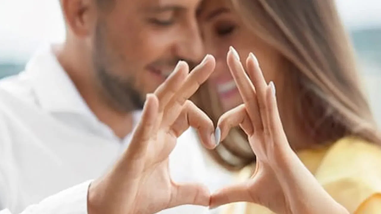 6. రోజువారీ పనుల్లో భాగస్వామ్యం

ఆమె అడిగే వరకు వేచి ఉండకుండా ఇంటి పనుల్లో సహాయం చేయడం, చిన్న పనులను స్వచ్ఛందంగా చేయడం, ఒక కప్పు టీ తయారు చేయడం వంటి చర్యలు.. ఇవి మీరు సమాన భాగస్వామి అని తెలియజేస్తాయి.
