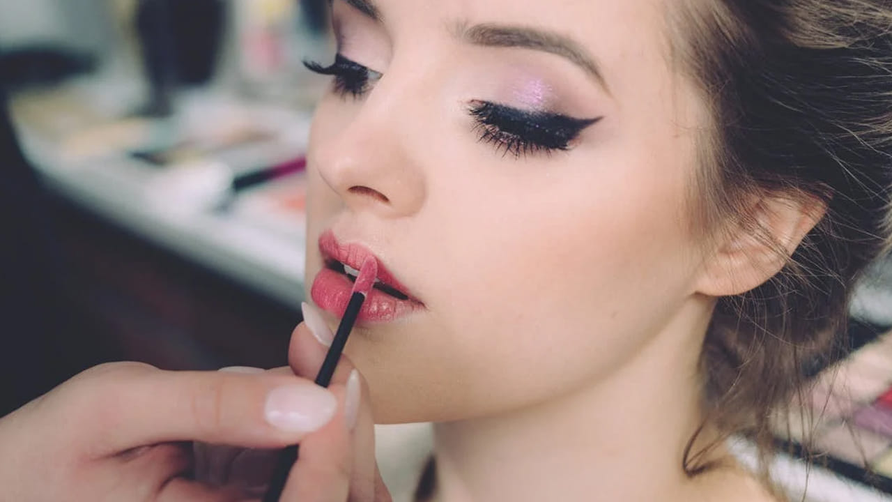 
నెయ్యి : పెదవులకు కొత్త కొత్త లిప్ ప్రైమర్స్ వాడే  కంటే మీ ఇంట్లో ఉండే నెయ్యి అన్నింటికంటే బాగా పని చేస్తుంది. లిప్‌స్టిక్ వల్ల వచ్చే పెదవుల పై వచ్చే పగుళ్ళను తగ్గించి, బలపడేలా చేస్తుంది. 