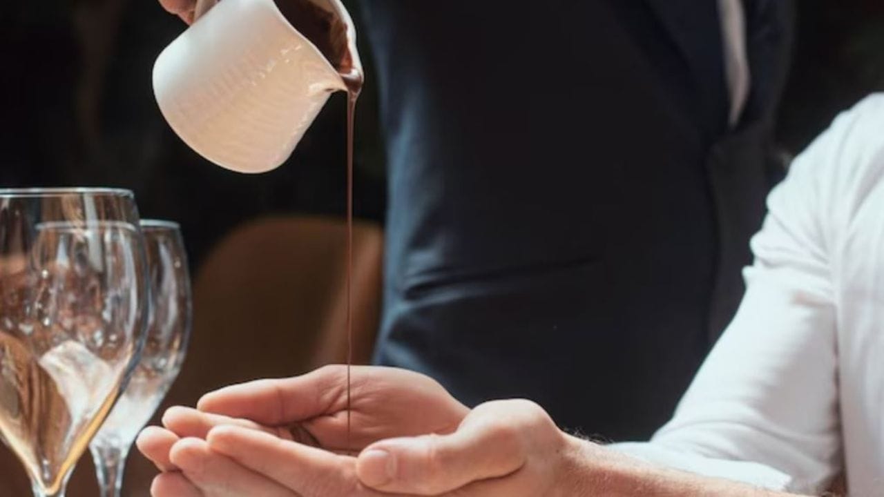 రూ.26వేల భోజనంలో వింత ఆచారం.. తిన్న తర్వాత చేతులు కడుక్కోవడం పాత పద్ధతి! ఆ తర్వాత.. రూ.26వేల భోజనంలో వింత ఆచారం.. తిన్న తర్వాత చేతులు కడుక్కోవడం పాత పద్ధతి! ఆ తర్వాత..