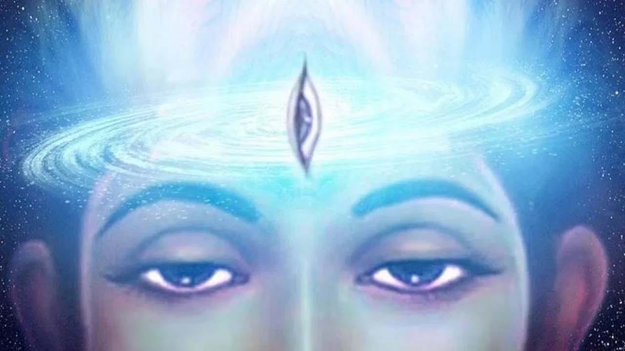 సనాతన ధర్మంలో, దేవతల దేవుడైన మహాదేవుడిని సర్వోన్నత దేవుడిగా పూజిస్తారు. పార్వతి దేవితో కలిసి కైలాస పర్వతంపై నివసిస్తున్నందున శివుడిని కైలాసపతి అని పిలుస్తారు. శివుడు లయకారకుడు కాబట్టి శ్మసానంలో ఉంటాడు.. దహన సంస్కారాల స్థలంలో నివసించి, బూడిదలో కప్పబడి, దుఃఖిస్తున్న ఆత్మల ప్రార్థనలను స్వీకకరిస్తాడు. తన కృపను ప్రసాదిస్తాడు కాబట్టి ఆయనను శ్మశాన నివాసి అని కూడా పిలుస్తారు. భక్తుల కోసం పరితపించే ఆ స్వామి పరమసత్యాన్ని తెలియజేసేందుకు భూతనాథుడిగామారి శ్మసానవాసం ఎంచుకున్నాడనేది నమ్మకం. అయితే, భారతదేశంలో ఆరు జ్యోతిర్లింగాలు ఉన్నాయి, ఇక్కడ భక్తులు జ్యోతిర్లింగాలను తాకకూడదని స్పష్టంగా సూచించారు. మానవాళికి చాలా దగ్గరగా నివసించే దేవుడిని మానవులు ఎందుకు తాకలేరు? ఇవి కేవలం పరిమితులా? లేదా దీని వెనుక ఏదైనా లోతైన కారణం ఉందా? తెలుసుకుందాం.
