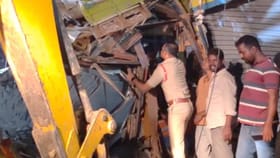 లారీ బీభత్సం.. ఒకరు మృతి, మరొకరికి సీరియస్!