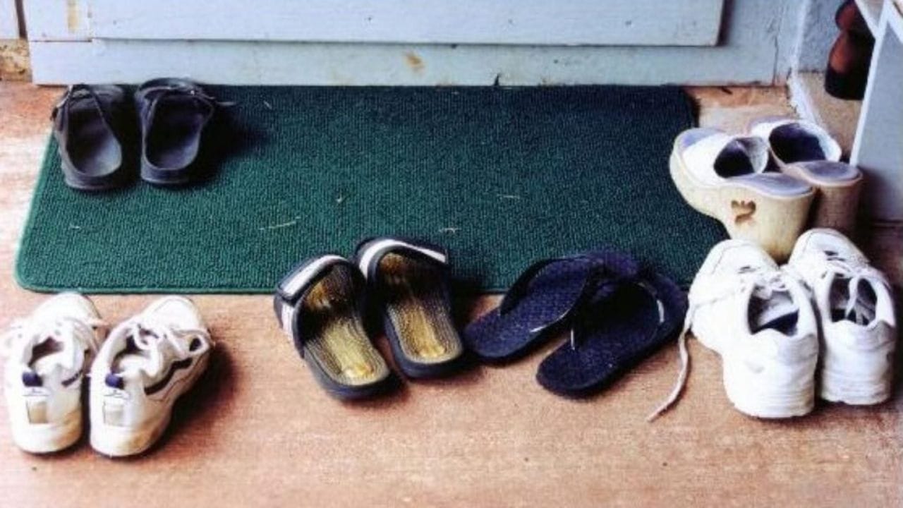 ఆలయంలోకి ప్రవేశించేటప్పుడు మీ పాదరక్షలను బయటే వదిలి వెళ్లడం కేవలం ఒక సాధారణ ఆచారం మాత్రమే కాదు. ఇది మంచి అనుభూతిని కూడా సూచిస్తుందట. మనం గుడి బయట చెప్పులు వదిలివేయడం అంటే.. మనో ఉన్న గర్వం, అహంకారం, ద్వేషం వంటి ప్రతికూల భావోద్వేగాలను బయటే వదిలి..స్వచ్ఛమైన మనస్సు, భక్తతో దేవుని ముందుకు వెళ్లడం అని అర్థమట.  